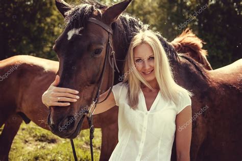 Fotos de Mujer folladas por caballo de stock